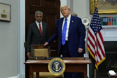 Trump Signs an Executive Order Lowering Prescription Drug Costs-stock-foto