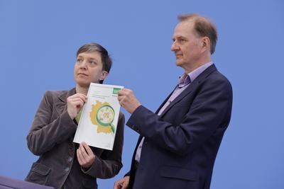 Dr. Angelika Gellrich, Fachbegleitung der Umweltbewusstseinsstudie, UBA, Prof. Dr. Dirk Messner, Pr?sident des Umweltbun-stock-foto