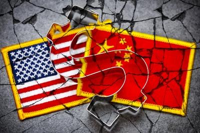 Dollarzeichen auf den Fahnen von USA und China, Handelskrieg *** Dollar sign on the banners of USA and China trade war-stock-photo