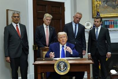 Trump Signs an Executive Order Lowering Prescription Drug Costs-stock-foto