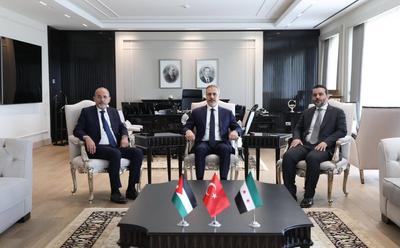Turkish Foreign Minister Hakan Fidan meets with Jordanian Deputy Prime Minister and Minister of Foreign Affairs and Expatriates Asaad Hassan al-Shaibani and Syrian Foreign Minister Ayman Safadi-stock-foto