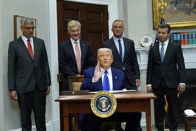 Trump Signs an Executive Order Lowering Prescription Drug Costs-stock-foto