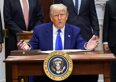 Trump Signs an Executive Order Lowering Prescription Drug Costs-stock-foto