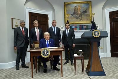 Trump Signs an Executive Order Lowering Prescription Drug Costs-stock-foto