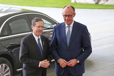Berlin, Deutschland, 12.05.2025: Bundeskanzleramt: Empfang des israelischen Staatspr?sidenten durch den deutschen Kanzle-stock-foto