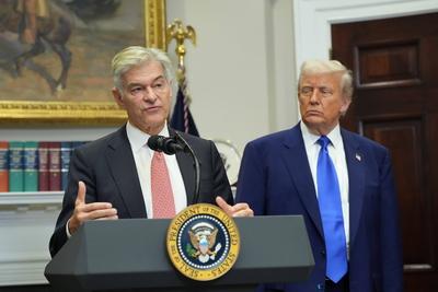 Trump Signs an Executive Order Lowering Prescription Drug Costs-stock-foto
