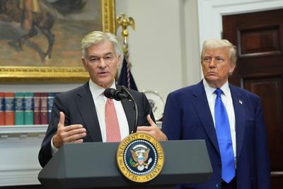 Trump Signs an Executive Order Lowering Prescription Drug Costs-stock-foto