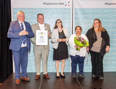 Minister Laumann ?berreicht den Pflegepreis 2025 bei der Pflegekammer NRW-stock-foto
