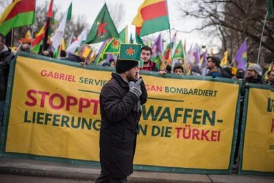 Bilder des Tages Berlin Politik Kurden Demonstration gegen turkischen Militaereinsatz Mehrere tausen-stock-photo