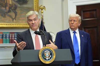 Trump Signs an Executive Order Lowering Prescription Drug Costs-stock-foto