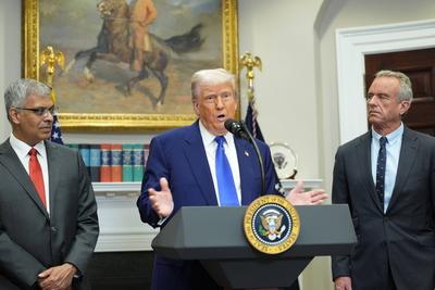 Trump Signs an Executive Order Lowering Prescription Drug Costs-stock-foto
