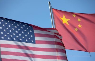 Die US-amerikanische Flagge (links) und die Flagge der Volksrepublik China auf dem Dach des Kongresszentrum in Davos. F-stock-photo