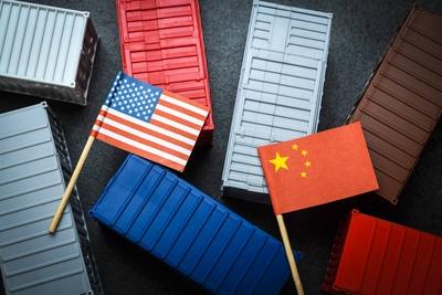 Fahnen von China und USA auf Containern, Symbolfoto Handelskrieg *** Flags of China and USA on containers Symbolfoto Ha-stock-photo