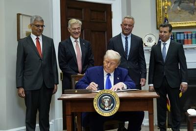 Trump Signs an Executive Order Lowering Prescription Drug Costs-stock-foto