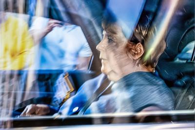 Angela Merkel, Ex-Bundeskanzlerin, im Auto, bei der Abfahrt von einer Lesung in der Innenstadt, M?nchen, 12. Mai 2025-stock-foto