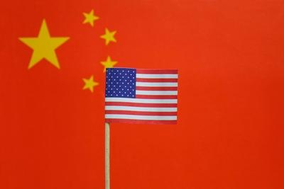 amerikanisches F?hnchen vor chinesischen Fahne amerikanisches F?hnchen vor chinesischer Fahne, 03.06.2019, Borkwalde, B-stock-photo