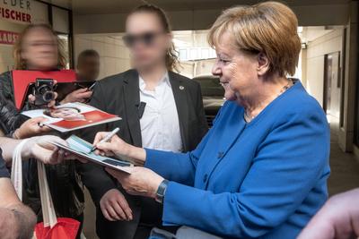 Angela Merkel, Ex-Bundeskanzlerin, gibt wartenden Fans Autogramme, nach  ihrer Lesung bei Hugendubel, M?nchen, 12. Mai 2025-stock-foto