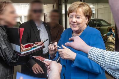 Angela Merkel, Ex-Bundeskanzlerin, gibt wartenden Fans Autogramme, nach  ihrer Lesung bei Hugendubel, M?nchen, 12. Mai 2025-stock-foto
