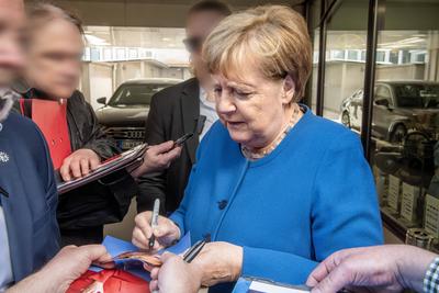 Angela Merkel, Ex-Bundeskanzlerin, gibt wartenden Fans Autogramme, nach ihrer Lesung bei Hugendubel, M?nchen, 12. Mai 2025-stock-foto