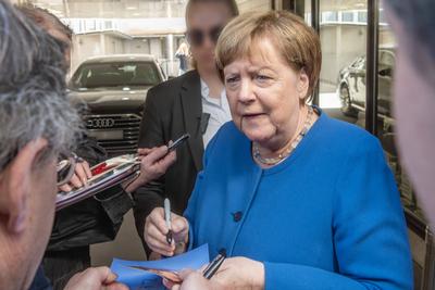 Angela Merkel, Ex-Bundeskanzlerin, gibt wartenden Fans Autogramme, nach  ihrer Lesung bei Hugendubel, M?nchen, 12. Mai 2025-stock-foto
