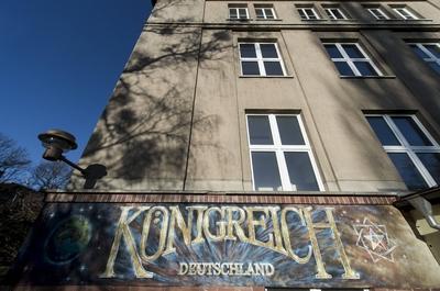 Peter Fitzek K?nig von Neudeutschland aufgenommen am Donnerstag 14 01 2016 vor dem ehemaligen-stock-foto