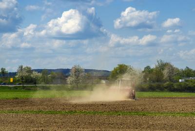 25.04.2025,  Landwirt beim Eggen-stock-photo