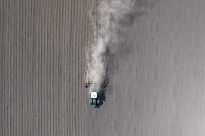 Traktor f?hrt auf trockenem Feld-stock-foto