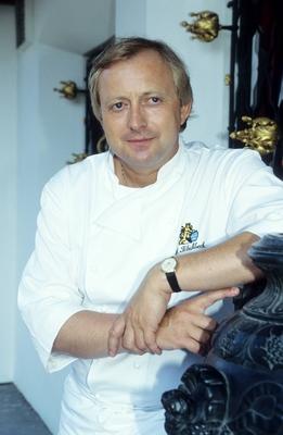 Alfons Schuhbeck 08 93 k?ck hoch halb stehend Kittel angelehnt l?chelnd Mann Gastronomie Gesellscha-stock-foto