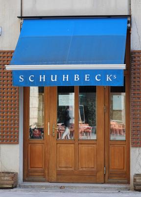 München, Bayern, Deutschland 01. März 2023: Landeshauptstadt München. Hier der Blick auf die Fassade von Alfons Schuhbec-stock-foto