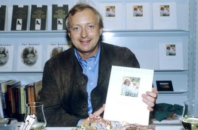 Alfons Schuhbeck 10 93 pp quer halb sitzend Buch leger Mann Gastronomie Gesellschaft blond l?chelnd-stock-foto