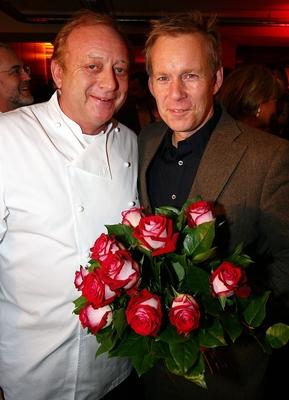 Sternekoch Alfons Schuhbeck li GER und Fernsehmoderator Johannes B Kerner GER mit Rosenstrau-stock-foto