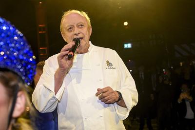 Alfons Schuhbeck Schluss Auftritt Singen Kochjacke zu Gast in der Show von Alfons Schuhbecks Teatro mit dem Programm Moonia im Spiegelzelt am Donnerstag 03.November 2022 in Muenchen Riem Bayern Deutschland *** Alfons Schuhbeck Conclusion Appearance Singing chef s jacket to Guest in the Show from Alfons Schuhbecks Teatro with the Programme Moonia at Mirror tent on Thursday 03 November 2022 in Munich Riem Bavaria Germany-stock-foto