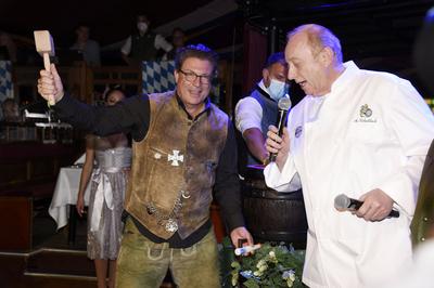 Francis Fulton-Smith und Alfons Schuhbeck beim Angermaier-Trachten-Abend in Schuhbecks Carousel im teatro Spiegelzelt.-stock-foto