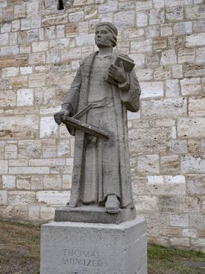 Denkmal des Theologen und Reformtors Thomas M?ntzer (ca. 1489-1525) am Frauentor der Stadtmauer von M?hlhausen, 1957 vo-stock-foto