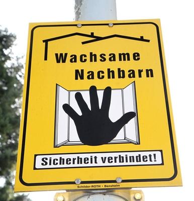02 10 2014 Symbole Schilder Das Schild mit der Aufschrift Vorsicht Wachsame Nachbarn Sicherheit v-stock-foto