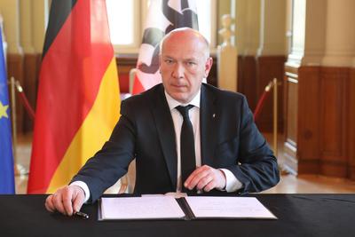 Eintragung in das Kondolenzbuch f?r die verstorbene Ehrenb?rgerin von Berlin, Margot Friedl?nder in Berlin-stock-foto