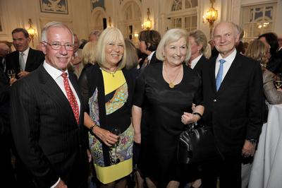 Sabine Weber und Dr. J?rgen  Juergen  Weber, Vorsitzender des Aufsichtsrats der Hapag-Lloyd AG mit Ursula und Ferdinand Pi?ch Aufsichtsratsvorsitzende von VW  Hapag-Lloyd AG ? Verabschiedung Michael Behrendt und Ulrich Kranich im Hotel Atlantic am Mittwoch 25.Juni 2014 in Hamburg HH Deutschland *** Sabine Weber and Dr J?rgen Juergen Weber, Chairman of Supervisory Board the Hapag Lloyd AG with Ursula and Ferdinand Pitch Chairman of the Supervisory Board from VW Hapag Lloyd AG ? Adoption Michael Behrendt and Ulrich Crane at Hotel Atlantic on Wednesday 25 June 2014 in Hamburg HH Germany-stock-foto