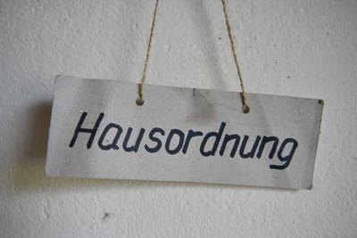 Hinweis auf Hausordung in einem Mehrfamilienhaus. *** Reference to house order in a multi-family house-stock-foto