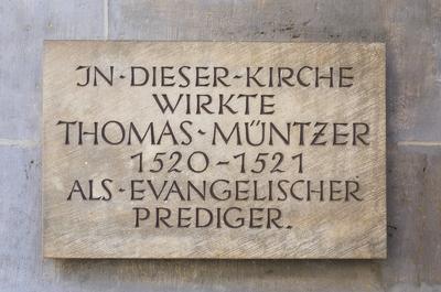 Gedenktafel an der St. Katharinenkirche, In dieser Kirche wirkte Thomas M?ntzer 1520-1521 als evangelischer Prediger, Zw-stock-foto