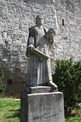 Bildnummer: 60796815  Datum: 05.09.2013  Copyright: imago/epd     Denkmal des Theologen Thomas M?ntzer (um 1490 - 27.5.1525) in M?hlhausen (Th?ringen) am 05.09.2013. Thomas M?ntzer studierte Theologie und wirkte als Geistlicher und Lehrer. Er galt als hochgelehrter und sprachgewaltiger Prediger, begegnete 1519 Martin Luther und wurde von diesem f?r das Pfarramt Zwickau empfohlen. Er geriet unter den Einfluss der Zwickauer Propheten , die sich an der einer angeblich unmittelbaren Wirkung des g?ttlichen Wortes durch den Heiligen Geist und weniger an der papierenen Auslegung der Worte der Bibel orientierten. M?ntzer musste nach B?hmen fliehen und sagte sich mit seinem Prager Manifest (1521) endg?ltig von der Lehre Luthers los, die ihm nicht radikal genug erschien. 1523/24 war er Pfarrer in Allstedt, wo er einen urchristlich-kommunistischen Bund gegen die angeblich Gottlosen gr?ndete, in dem es keine sozialen Unterschiede geben sollte. 1525 ging der streitbare Prediger, der bei dem einfachen Volk ?beraus beliebt war, nach M?hlhausen und gr?ndete dort einen demokratischen Gottesstaat. In seinem nun gewaltt?tigen Kampf verband er sich mit den aufst?ndischen Bauern. In der Schlacht von Frankenhausen am 15. Mai 1525 wurde der Aufstand durch ein F?rstenheer niedergeworfen; Thomas M?ntzer wurde gefangengenommen, gefoltert und enthauptet. M?ntzer-Denkmal in M?hlhausen Gesellschaft Religion xcb x0x 2013 hoch Denkm?ler evangelisch Evangelische Kirche Kirche Kultur Reformation Religionen-stock-foto
