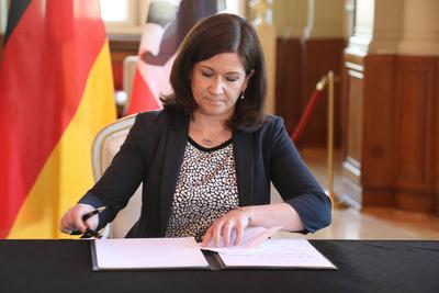 Eintragung in das Kondolenzbuch f?r die verstorbene Ehrenb?rgerin von Berlin, Margot Friedl?nder in Berlin-stock-foto