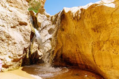 Gro?er Wasserfall im Flusstal Oued in der Bergoase Tamerza, Tunesien *** Big Waterfall at River valley Oued in the Mount-stock-foto
