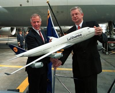 Bildnummer: 54689148  Datum: 31.05.2000  Copyright: imago/Rolf BraunJ?rgen Weber , Vorstandsvorsitzender Deutsche Lufthansa AG , Roland Koch , Ministerpr?sident von Hessen , Namens?bertragung der Hessen auf Boeing 747-400 D-ABVM der Deutschen Lufthansa AG , Halle 5 Jumbowerft , 31.05..2000 , Flughafen Frankfurt am Main , ganze Figur , mit Boeing 747 Flugzeugmodell People Wirtschaft kbneg xmk xo0x 2000 quadratBildnummer 54689148 Date 31 05 2000 Copyright Imago Rolf Brown J?rgen Weber CEO German Lufthansa AG Roland Cook Prime Minister from Hesse  the Hesse on Boeing 747 400 D  the German Lufthansa AG Hall 5  31 05 2000 Airport Frankfurt at Main Whole Figure with Boeing 747 Aircraft model Celebrities Economy Kbneg xmk xo0x 2000 Square-stock-foto