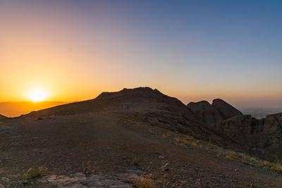 Blick auf den Berg Soffeh in Isfahan bei Sonnenuntergang im Iran-stock-foto
