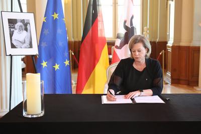 Eintragung in das Kondolenzbuch f?r die verstorbene Ehrenb?rgerin von Berlin, Margot Friedl?nder in Berlin-stock-foto