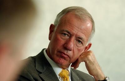 Bildnummer: 50526778  Datum: 05.08.2004  Copyright: imago/Uwe SteinertDr. J?rgen Weber (GER/Aufsichtsratsvorsitzender Lufthansa AG) anl?sslich eines Interviews in Berlin, Personen , Nachdenklichkeit , Konzentration; 2004, Berlin, Manager, Aufsichtsrat, Vorsitzender, Unternehmensf?hrung, Journalist, Journalisten; , quer, Kbdig, Portr?t, Transport, Logistik, Wirtschaft, Deutschland, Randbild,  People / Airline, Airlines, Fluglinie, Fluglinie, Fluggesellschaft, Fluggesellschaften-stock-foto