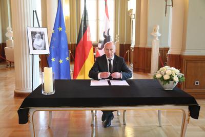 Eintragung in das Kondolenzbuch f?r die verstorbene Ehrenb?rgerin von Berlin, Margot Friedl?nder in Berlin-stock-foto