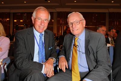 IATA Preis fuer Neil Amrstrong Dr. Juergen Weber (Deutsche Bahn AG) + Astronaut Neil Armstrong (r.) im Hotel Intercontin-stock-foto