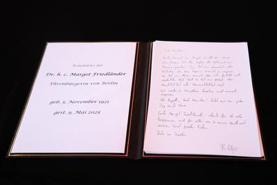 Eintragung in das Kondolenzbuch f?r die verstorbene Ehrenb?rgerin von Berlin, Margot Friedl?nder in Berlin-stock-foto