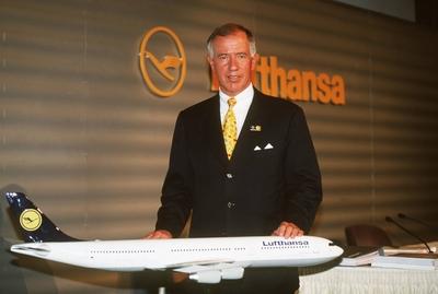 Bildnummer: 50353171  Datum: 30.04.1999  Copyright: imago/Sven SimonJ?rgen Weber (GER/Vorstandsvorsitzender Deutsche Lufthansa) mit dem Modell eines Airbus A340-300, Personen , Objekte; 1999, Frankfurt am Main, Manager, Unternehmensf?hrung, Vorstand, Vorsitzender, Pressetermin, Fotoshooting; , quer, Kbdia, Einzelbild, Transport, Logistik, Wirtschaft, Logo, Logos, Deutschland, Randbild, Luftfahrt, Verkehr, People / Fluggesellschaft, Fluggesellschaften, Airline, Airlines-stock-foto